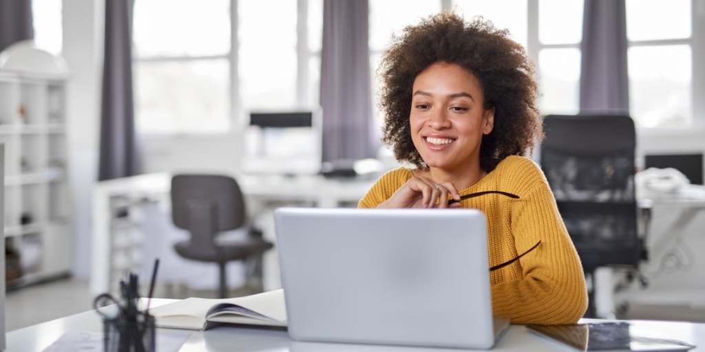 businesswoman-using-laptop-in-office-picture-id1147375132