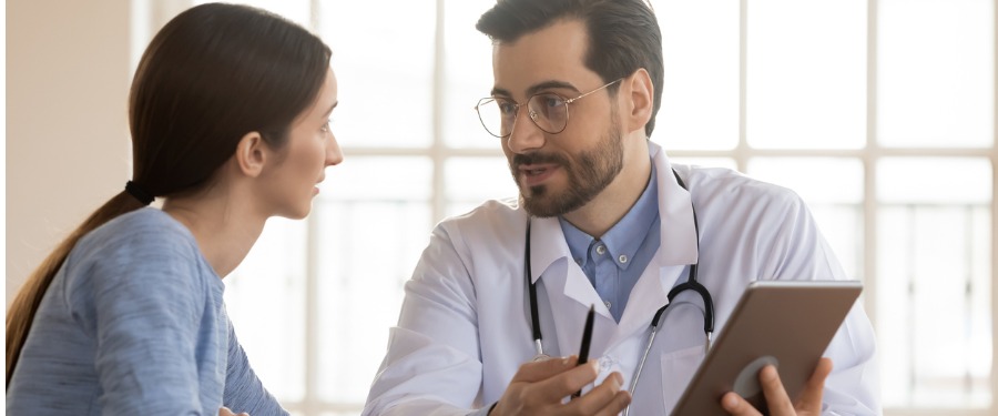 Male doctor and female patient discuss nephropathy and neuropathy