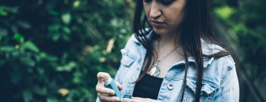 woman with asthma inhaler