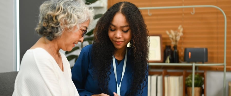 Doctor discusses type 1 diabetes with older Latina woman